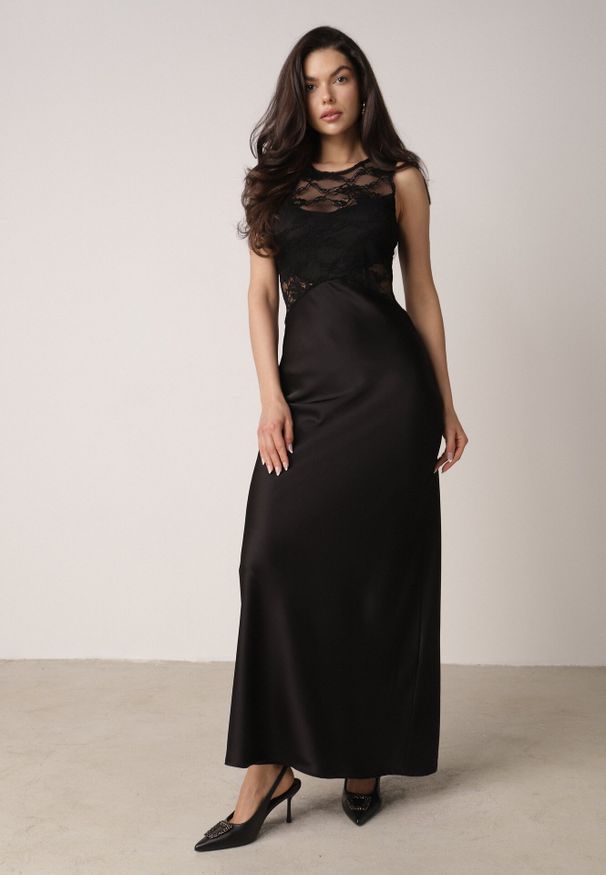 Born2be - Czarna Koktajlowa Sukienka o Dopasowanym Kroju z Koronką Bermine. Okazja: do pracy, na wesele, na spotkanie biznesowe, na ślub cywilny. Kolor: czarny. Materiał: koronka. Wzór: koronka. Typ sukienki: proste. Styl: wizytowy