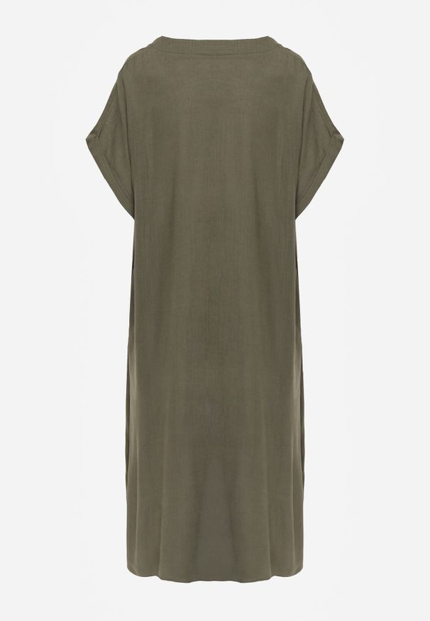 Renee - Zielona Sukienka o Pudełkowym Kroju z Lnem i Wiskozą Zdobiona Guzikiem Mezynore. Kolekcja: plus size. Kolor: zielony. Materiał: wiskoza, len. Wzór: aplikacja. Typ sukienki: dla puszystych. Styl: boho, wakacyjny