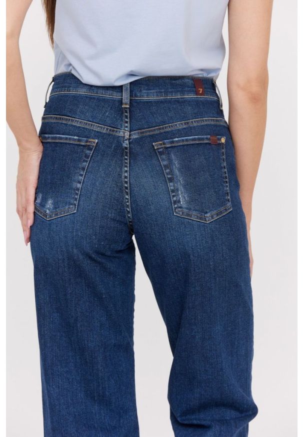 7 FOR ALL MANKIND Granatowe jeansy z poszerzoną nogawką i przetarciami THE MODERN STRAIGHT HERO. Kolor: niebieski
