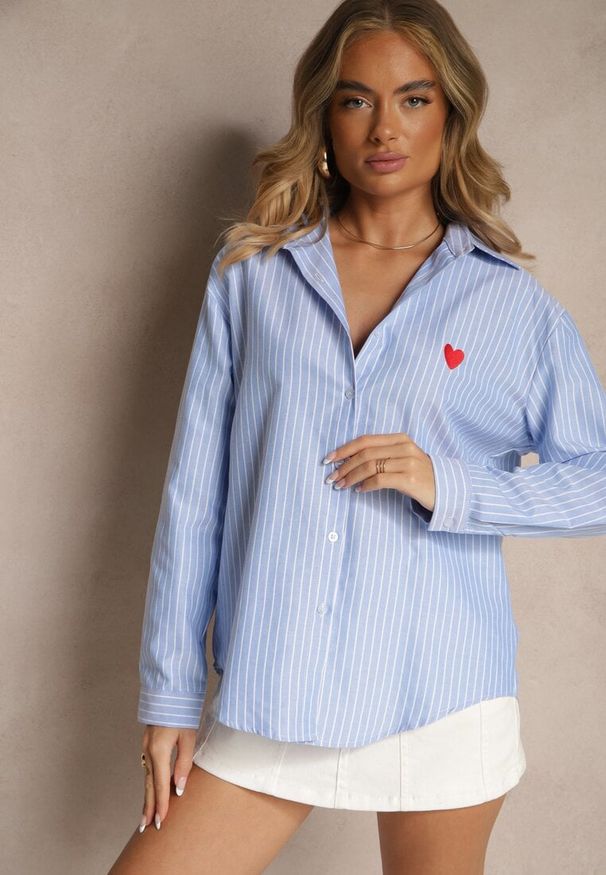 Renee - Jasnoniebieska Prążkowana Koszula Oversize Zdobiona Haftem w Kształcie Serca Taleniela. Okazja: na co dzień. Typ kołnierza: kołnierzyk klasyczny. Kolor: niebieski. Materiał: prążkowany. Długość rękawa: długi rękaw. Długość: długie. Wzór: aplikacja, haft. Styl: klasyczny, elegancki, casual