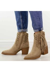 Beżowe zamszowe kowbojki damskie Jezzi 2520-18. Okazja: na co dzień. Kolor: beżowy. Materiał: zamsz. Szerokość cholewki: normalna. Sezon: wiosna, jesień, lato. Obcas: na obcasie. Styl: casual, elegancki, boho, klasyczny. Wysokość obcasa: średni #1