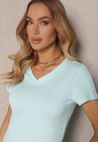 Renee - Jasnoniebieski Bawełniany T-shirt z Dekoltem w Serek Tarilne. Okazja: na co dzień. Typ kołnierza: dekolt w serek. Kolor: niebieski. Materiał: bawełna. Styl: sportowy, casual #3