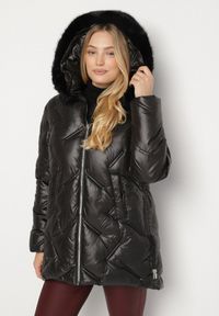 Born2be - Czarna Pikowana Kurtka z Kapturem z Odpinanym Futerkiem Sevea. Okazja: na spacer. Typ kołnierza: kaptur. Kolekcja: plus size. Kolor: czarny. Materiał: futro. Styl: klasyczny, sportowy
