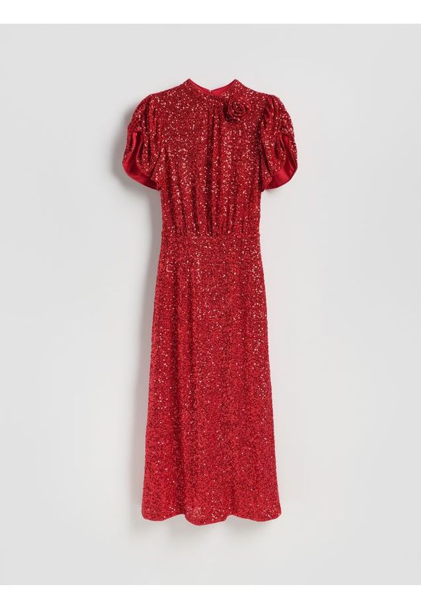 Reserved - Cekinowa sukienka z bufiastymi rękawami - czerwony. Kolor: czerwony. Materiał: dzianina