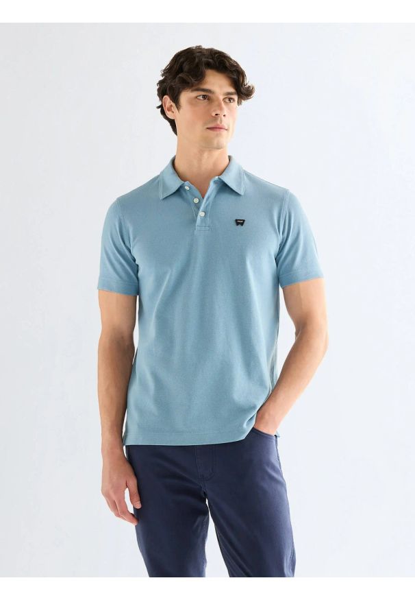 Wrangler - MESKA KOSZULKA WRANGLER POLO SHIRT CAPTAINS BLUE 112378448. Typ kołnierza: polo