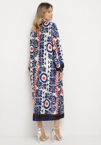 Born2be - Niebieska Satynowa Sukienka Pudełkowa z Rustykalnym Wzorem Xallilena. Kolor: niebieski. Materiał: satyna. Styl: elegancki #3