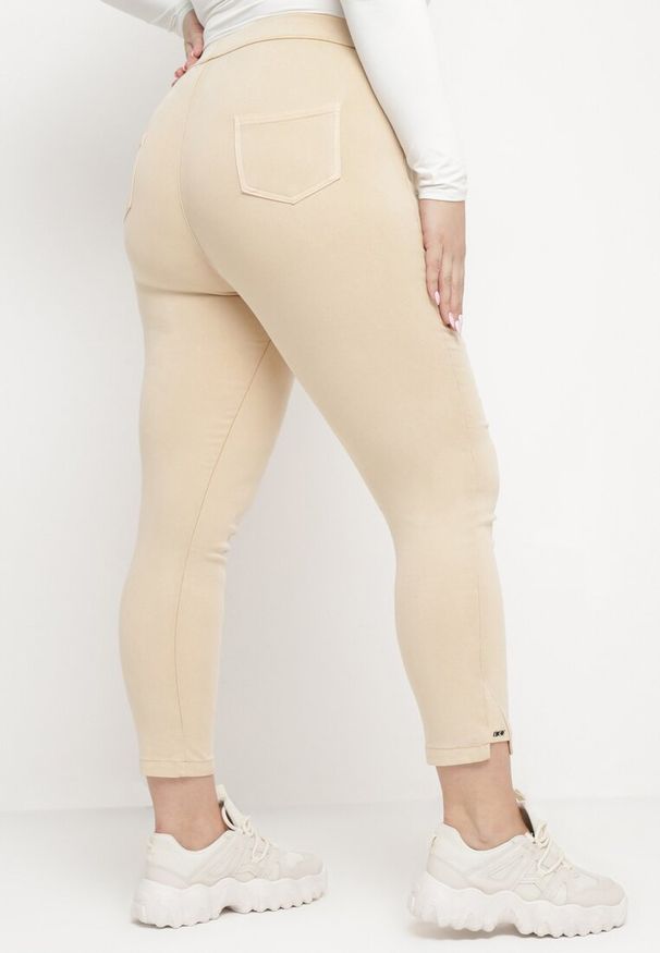 Born2be - Jasnobeżowe Spodnie Skinny ze Sznurkiem w Pasie i Kieszeniami Irfana. Okazja: na co dzień. Kolor: beżowy. Styl: elegancki, casual