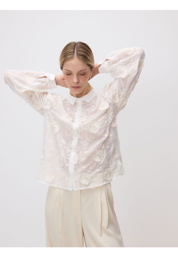 Reserved - Koszula z haftowanym zdobieniem - kremowy. Kolor: kremowy. Materiał: tkanina, bawełna. Wzór: aplikacja, haft