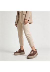 Sneakersy damskie Filippo,na grubej ryflowanej podeszwie z zamszową cholewką i kontrastowymi sznurówkami, brązowe, DP6122/26. Okazja: na co dzień. Zapięcie: sznurówki. Kolor: brązowy. Materiał: zamsz. Szerokość cholewki: normalna. Sport: turystyka piesza #5