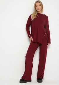 Born2be - Bordowy Dzianinowy Komplet z Wiskozą Spodnie i Sweter Zdobiony Guzikami Unisea. Kolor: czerwony. Materiał: wiskoza, dzianina. Wzór: aplikacja