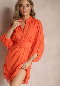Renee - Pomarańczowa Sukienka Mini z Ozdobnymi Guzikami i Rękawem 3/4 Parissa. Okazja: na co dzień. Kolor: pomarańczowy. Materiał: materiał. Styl: casual. Długość: mini #5