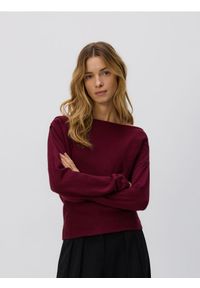 Reserved - Sweter z błyszczącą aplikacją - bordowy. Kolor: czerwony. Materiał: wełna, dzianina. Wzór: aplikacja #1