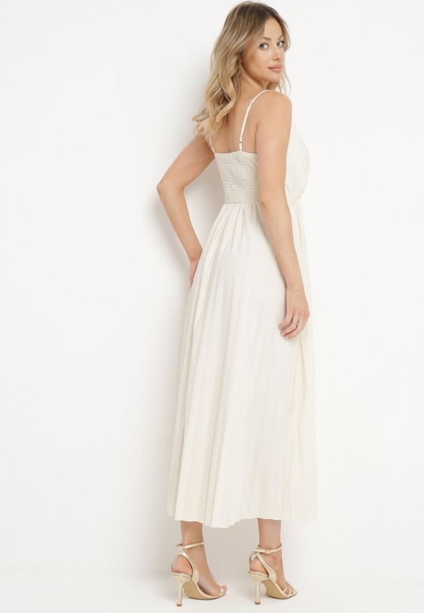 Born2be - Jasnobeżowa Rozkloszowana Sukienka Długa z Kopertowym Dekoltem na Ramiączkach Asmerria. Kolor: beżowy. Długość rękawa: na ramiączkach. Typ sukienki: kopertowe. Styl: elegancki. Długość: maxi