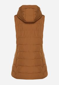 Born2be - Brązowa Przejściowa Kamizelka o Taliowanym Kroju z Kapturem Olendra. Okazja: na co dzień, na spacer. Typ kołnierza: kaptur. Kolor: brązowy. Materiał: poliester, jeans. Styl: klasyczny, casual, sportowy #3