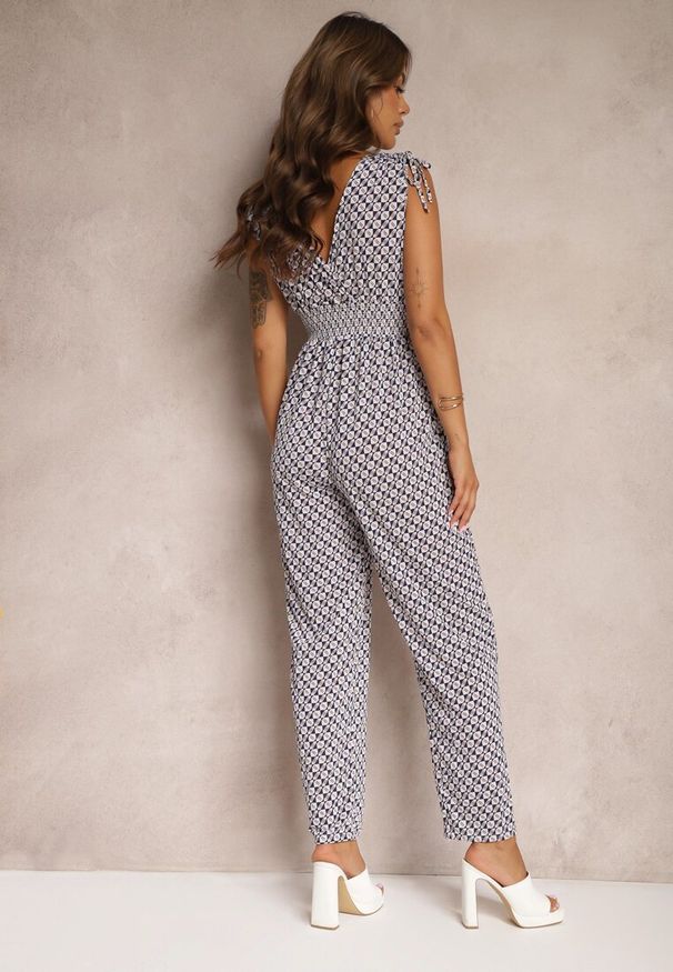 Renee - Granatowo-Biały Kombinezon z Długimi Nogawkami i Szeroką Gumką w Talii Belamy. Okazja: na co dzień. Kolor: niebieski. Długość: długie. Sezon: lato. Styl: casual