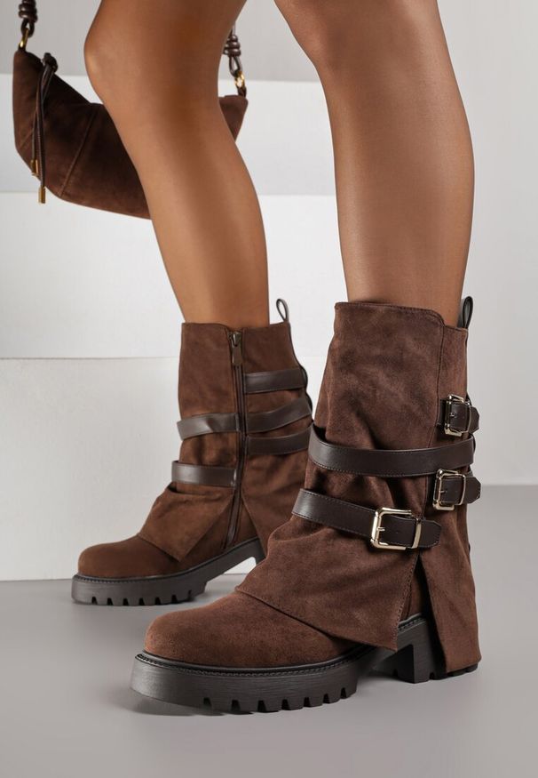 Renee - Brązowe Botki Bikery Ozdobione Klamrami i Wywiniętą Cholewką Seride. Okazja: na co dzień. Zapięcie: klamry. Kolor: brązowy. Materiał: skóra, wełna, jeans. Szerokość cholewki: normalna. Wzór: aplikacja. Styl: casual