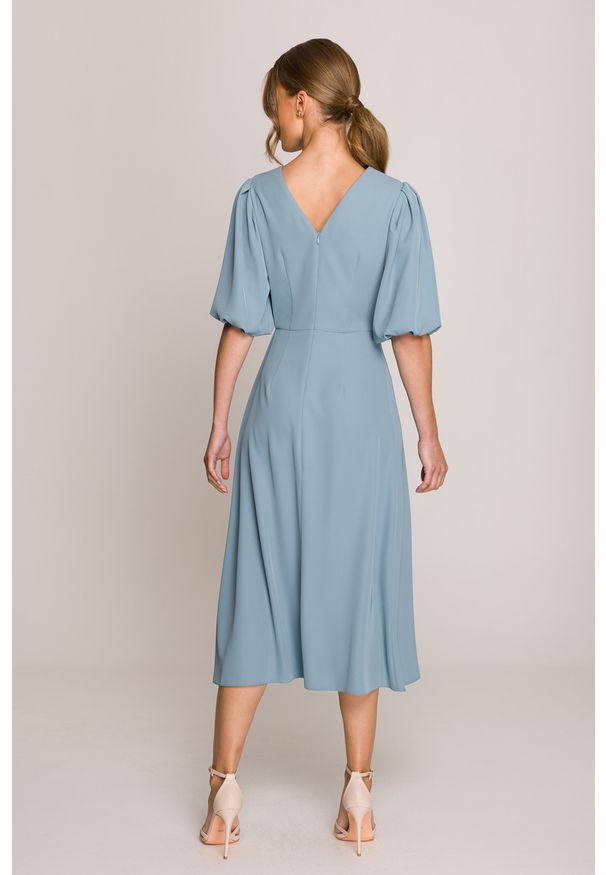 Stylove - Elegancka sukienka koktajlowa z bufiastymi rękawami błękitna. Okazja: na imprezę, na ślub cywilny, na wesele. Kolor: niebieski. Materiał: elastan, materiał. Długość rękawa: krótki rękaw. Sezon: lato. Typ sukienki: rozkloszowane. Styl: elegancki, wizytowy. Długość: midi