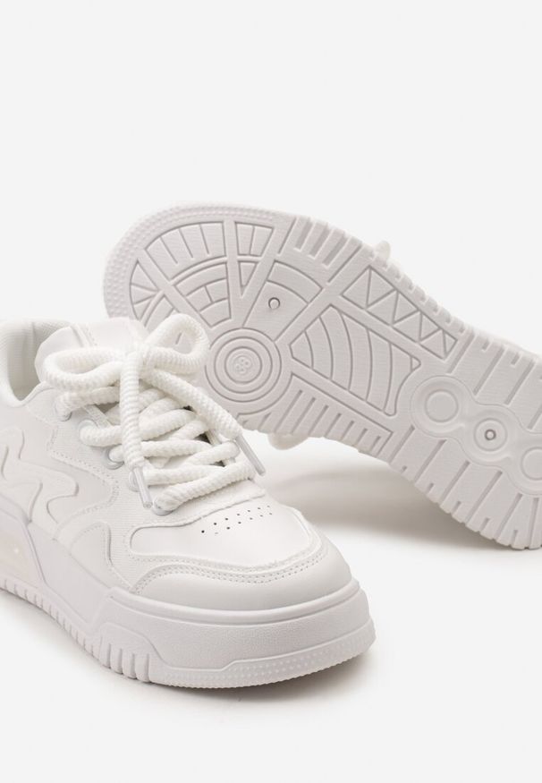 Renee - Białe Sneakersy z Szerokimi Sznurowadłami Ozdobione Tłoczeniami i Wstawką przy Podeszwie Ulares. Okazja: na co dzień. Kolor: biały. Wzór: aplikacja. Sezon: wiosna