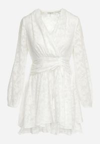 Born2be - Biała Rozkloszowana Sukienka Mini z Plumeti o Kopertowym Kroju Tayeta. Kolor: biały. Materiał: tkanina. Typ sukienki: kopertowe. Długość: mini #3