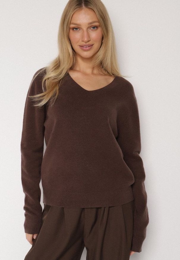 Born2be - Brązowy Sweter z Wiskozą i Wełną z Dekoltem w Serek Claida. Okazja: na co dzień. Typ kołnierza: dekolt w serek. Kolor: brązowy. Materiał: wełna, wiskoza. Styl: casual