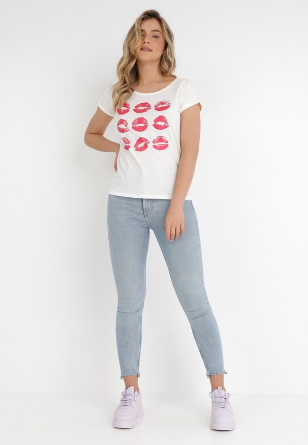 Born2be - Jasnobeżowy T-shirt Hermora. Okazja: na co dzień. Kolor: beżowy. Materiał: dzianina, bawełna. Długość rękawa: krótki rękaw. Długość: krótkie. Wzór: gładki, nadruk. Sezon: lato. Styl: casual, sportowy