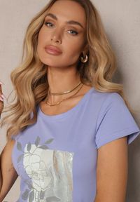 Renee - Jasnoniebieski Dopasowany T-shirt z Bawełny z Nadrukiem z Kwiatem Slerra. Okazja: na co dzień, na spacer. Kolor: niebieski. Materiał: bawełna. Wzór: kwiaty, nadruk. Styl: klasyczny, casual, elegancki #3