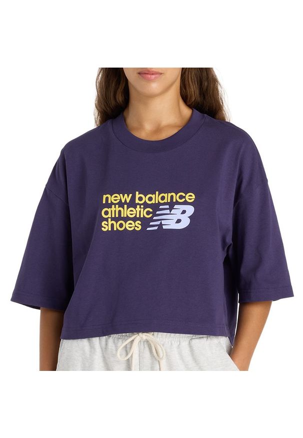 Koszulka damska New Balance WT51908BOY - fioletowa. Kolor: fioletowy. Materiał: bawełna, materiał. Długość rękawa: krótki rękaw. Długość: krótkie. Wzór: napisy