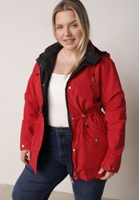 Born2be - Czerwono-Czarna Przejściowa Kurtka Dwustronna Parka z Pikowaniem i Kapturem Tidare. Okazja: na co dzień, na spacer. Kolekcja: plus size. Kolor: czerwony. Materiał: jeans, poliester. Styl: casual, sportowy #1