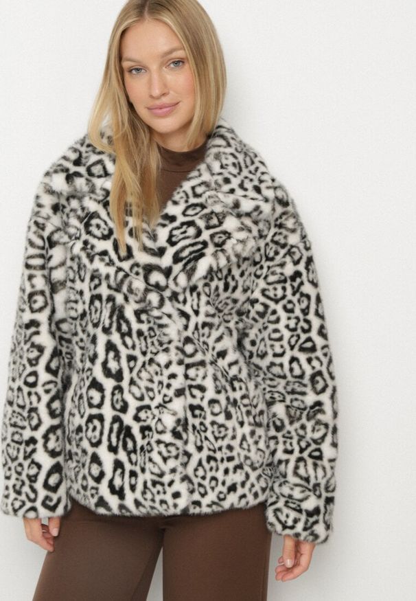 Born2be - Biała Kurtka Futerko w Panterkę z Kieszeniami Fidelis. Okazja: na co dzień. Kolor: biały. Materiał: futro. Wzór: motyw zwierzęcy. Styl: casual, elegancki