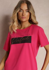 Renee - Różowy T-shirt z Bawełny Ozdobiony Cyrkoniowym Napisem Olfea. Okazja: na co dzień. Kolor: różowy. Materiał: bawełna. Wzór: napisy, aplikacja. Styl: casual, wizytowy, elegancki