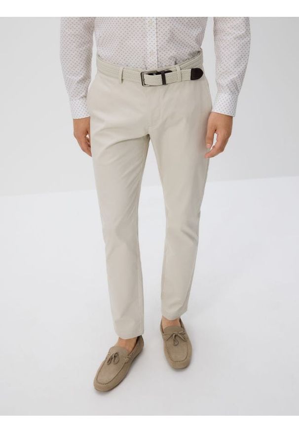 Reserved - Spodnie chino slim z paskiem - beżowy. Kolor: beżowy. Materiał: tkanina, bawełna