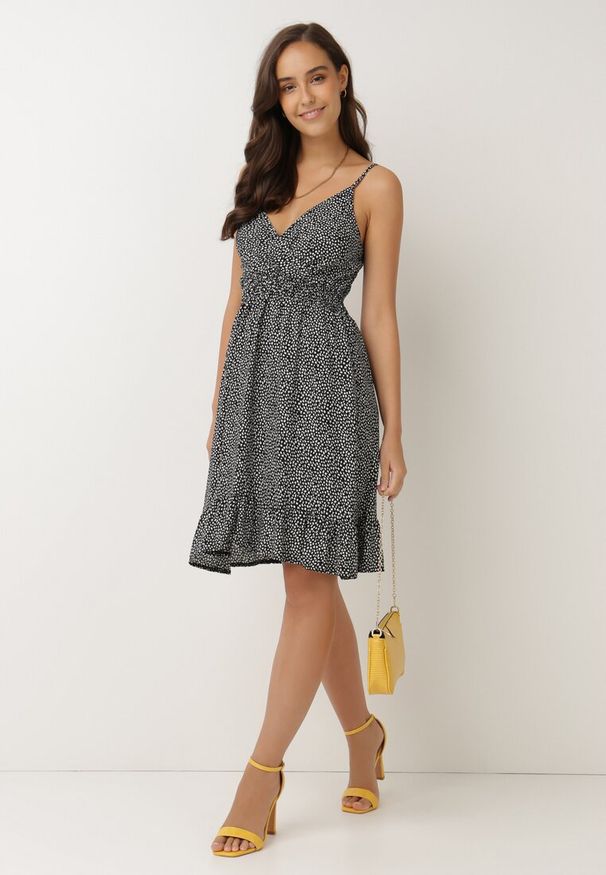 Born2be - Czarna Sukienka Agalena. Typ kołnierza: dekolt kopertowy. Kolor: czarny. Materiał: bawełna. Długość rękawa: na ramiączkach. Typ sukienki: kopertowe. Długość: mini