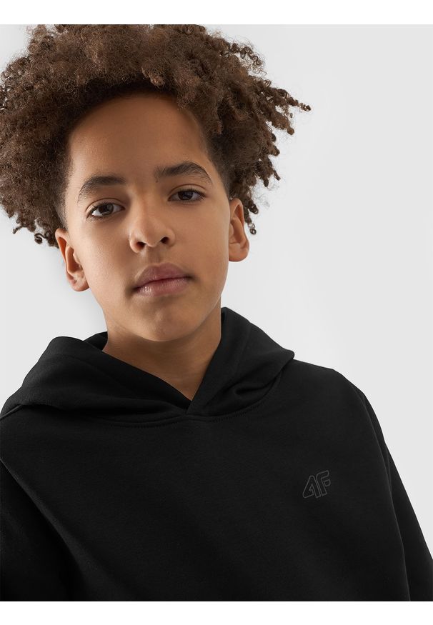4f - 4F Bluza dresowa nierozpinana z kapturem chłopięca - czarna 146 (10-11 lat). Okazja: na co dzień. Typ kołnierza: kaptur. Kolor: czarny. Materiał: dresówka. Wzór: gładki, ze splotem. Sezon: lato. Styl: casual, sportowy
