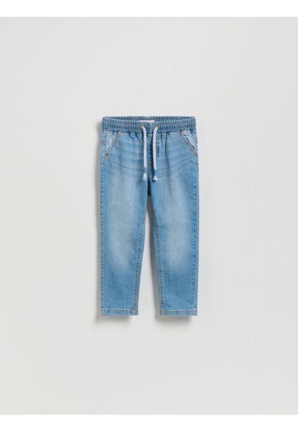 Reserved - Elastyczne jeansy carrot - niebieski. Kolor: niebieski. Materiał: jeans