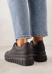 Renee - Czarne Sneakersy VICES na Platformie w Stylu Chunky z Perforacją Hypsyllis. Okazja: na co dzień. Kolor: czarny. Materiał: jeans. Obcas: na platformie #8