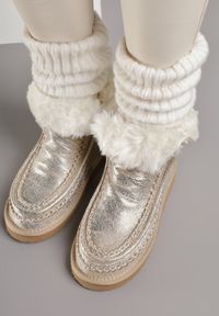 Renee - Złote Metaliczne Śniegowce Wsuwane Zdobione Futerkiem Vetirene. Okazja: na co dzień. Zapięcie: bez zapięcia. Kolor: złoty. Materiał: futro. Wzór: aplikacja. Styl: casual #3