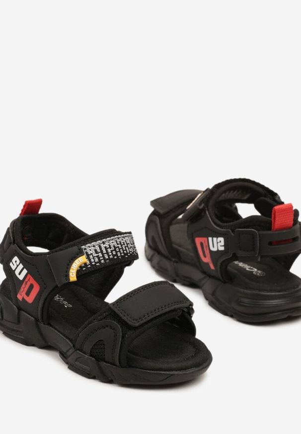 Born2be - Czarno-Czerwone Sportowe Sandały ze Skórzaną Wkładką i Napisami Saviore. Okazja: na co dzień, na spacer. Zapięcie: rzepy. Kolor: czarny. Materiał: skóra. Wzór: napisy. Styl: sportowy