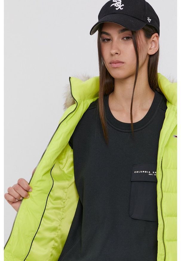 Tommy Jeans Kurtka puchowa damska kolor zielony zimowa. Okazja: na co dzień. Typ kołnierza: kaptur. Kolor: zielony. Materiał: puch. Sezon: zima. Styl: casual