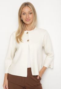 Born2be - Jasnobeżowy Trapezowy Kardigan o Eleganckim Kroju z Zapięciem na Dwa Guziki Uneida. Okazja: na spotkanie biznesowe, do pracy, na co dzień. Kolor: beżowy. Materiał: jeans. Styl: elegancki #4