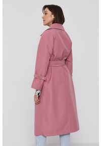 Armani Exchange Płaszcz damski kolor różowy przejściowy dwurzędowy. Kolor: różowy. Materiał: tkanina. Długość rękawa: raglanowy rękaw. Wzór: gładki. Styl: klasyczny
