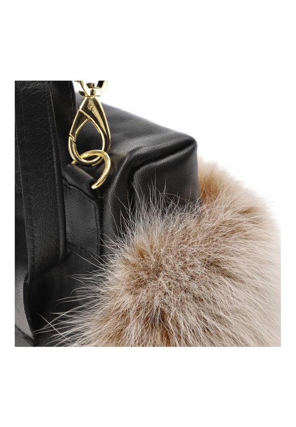 Beżowa Elegancka Torebka Luka-Pelli Plecaczek Z Naturalnym Futrem Z Lisa. Kolor: beżowy. Wzór: paski. Materiał: futrzane. Styl: elegancki. Rodzaj torebki: na ramię