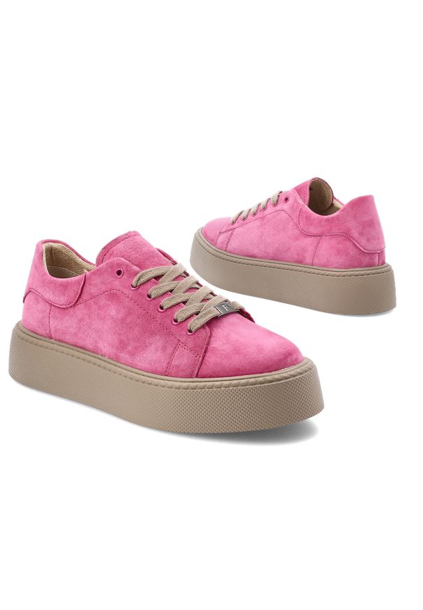 Różowe Sneakersy Filippo Stylowe Obuwie Damskie Na Platformie. Okazja: na co dzień. Zapięcie: sznurówki. Kolor: różowy. Materiał: zamsz. Obcas: na platformie. Styl: elegancki
