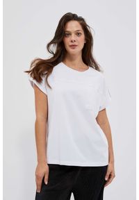 MOODO - T-shirt z kieszonką biały. Kolor: biały. Materiał: bawełna, elastan