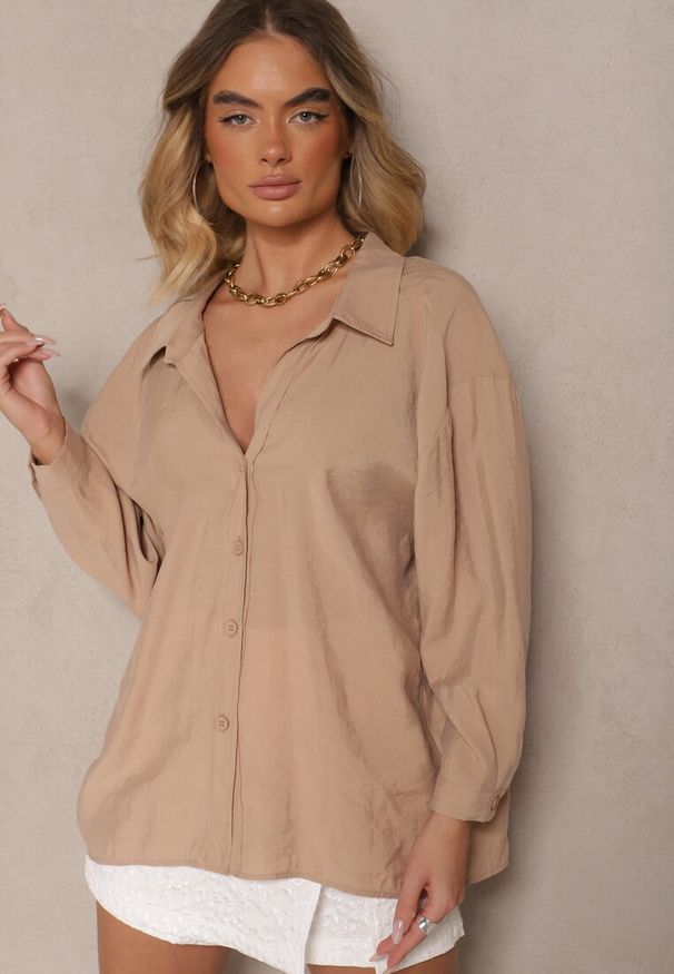 Renee - Beżowa Koszula z Modalem o Fasonie Oversize Adavelle. Okazja: na co dzień. Typ kołnierza: dekolt w serek, kołnierzyk klasyczny. Kolor: beżowy. Materiał: jeans, materiał. Długość rękawa: długi rękaw. Długość: długie. Styl: casual, elegancki, klasyczny