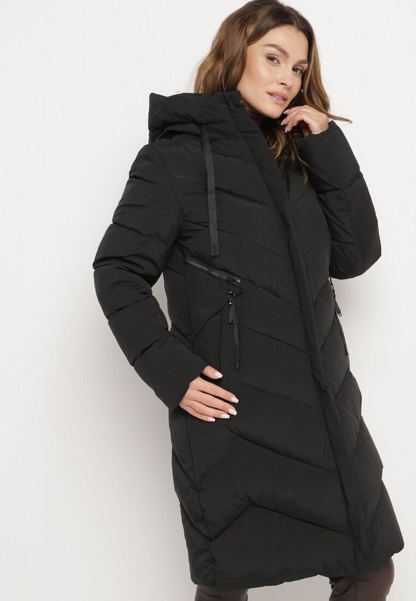 Born2be - Czarna Długa Kurtka Pikowana z Kapturem i Ozdobnymi Suwakami Hediella. Okazja: na co dzień. Typ kołnierza: kaptur. Kolor: czarny. Materiał: jeans, dzianina. Długość: długie. Styl: elegancki, casual, klasyczny