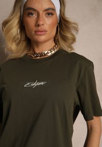 Renee - Ciemnozielona Bawełniana Koszulka T-shirt z Małym Napisem Lanivelle. Okazja: na co dzień. Kolor: zielony. Materiał: bawełna. Wzór: napisy. Styl: klasyczny, elegancki, casual #5