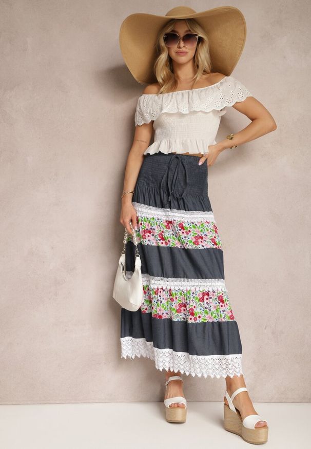 Renee - Granatowo-Biała Bawełniana Spódnica High Waist z Gumką w Talii i Ozdobną Koronką Tesaquin. Okazja: na co dzień. Stan: podwyższony. Kolor: niebieski. Materiał: koronka, bawełna. Wzór: koronka. Styl: casual, wakacyjny