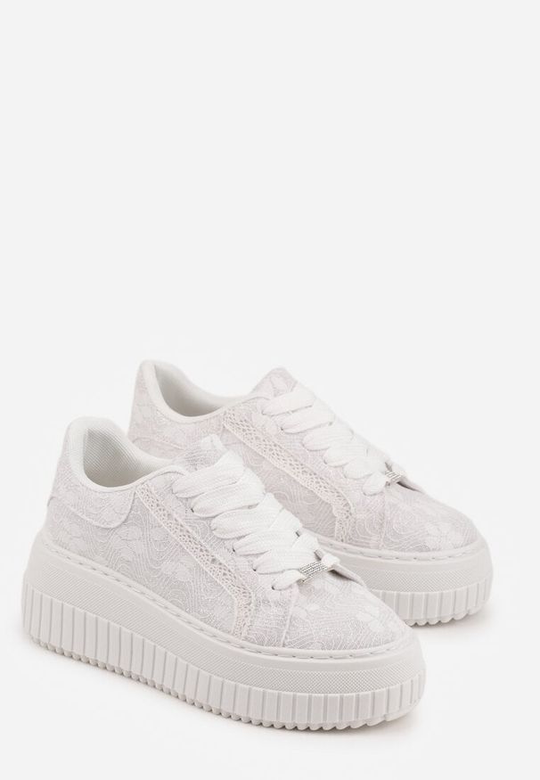 Renee - Białe Sneakersy na Platformie z Cholewką z Koronką i Brokatem Chada. Okazja: na co dzień. Kolor: biały. Materiał: koronka. Szerokość cholewki: normalna. Wzór: koronka. Obcas: na platformie