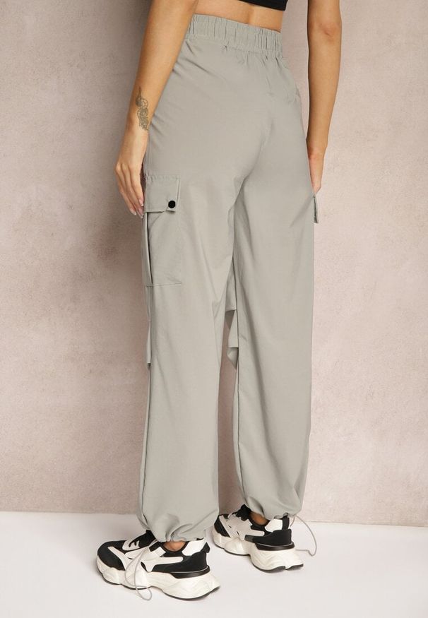 Renee - Granatowe Spodnie z Bawełną High Waist z Napisami oraz Gumką w Talii Rilaira. Okazja: na spotkanie biznesowe, do pracy. Stan: podwyższony. Kolor: niebieski. Materiał: bawełna. Wzór: napisy. Styl: biznesowy, elegancki