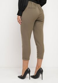 Born2be - Ciemnozielone Spodnie 3/4 z Gumką w Talii i Kieszeniami Saivie. Kolor: zielony. Styl: elegancki #2